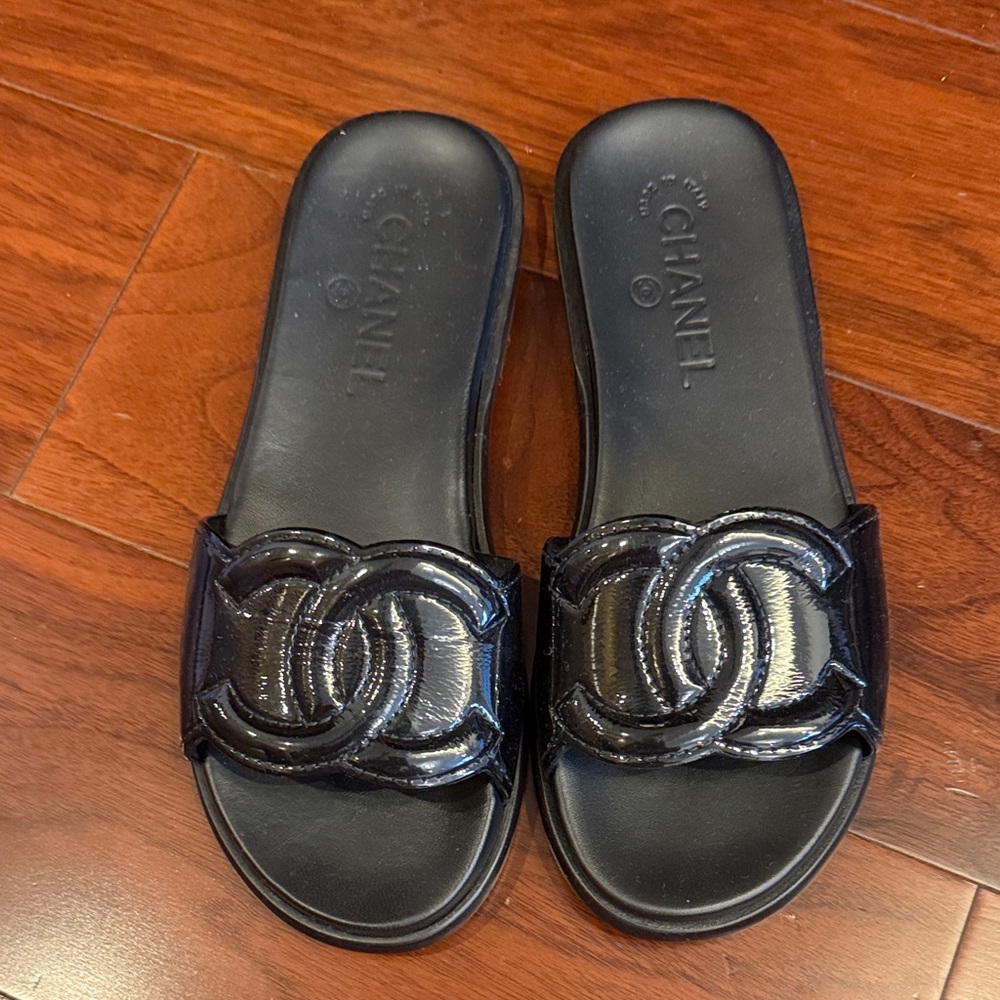 EUC CHANEL PATENT LEATHER LOGO SLIDES